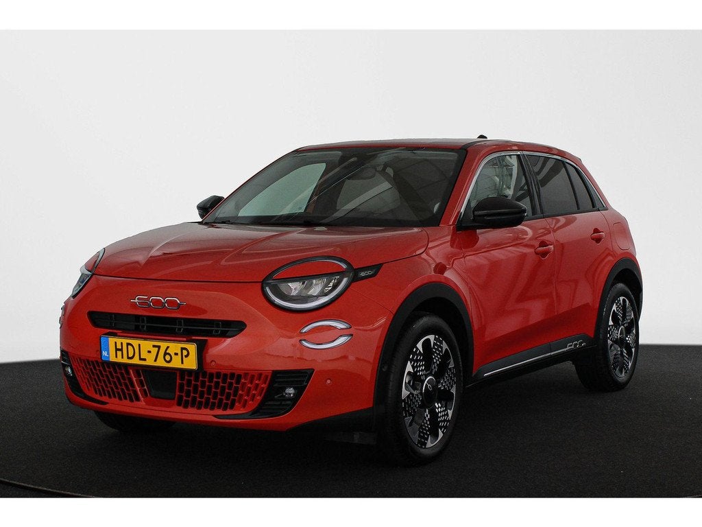 Fiat 600E La Prima 54 kWh Pt. Lease va €499,- Leder Achter, Auto's, Fiat, Automaat, Gebruikt, 156 pk, SUV of Terreinwagen