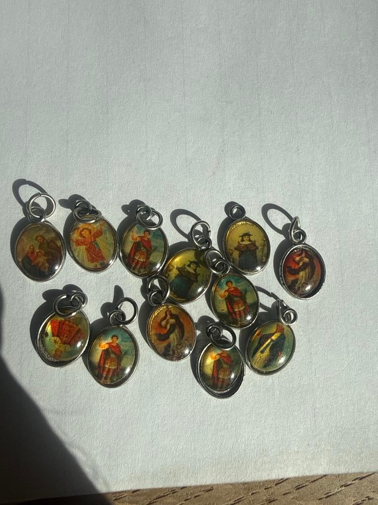 12x antieke religieuze medailles / heiligen bedeltjes 1 cm, Ophalen of Verzenden