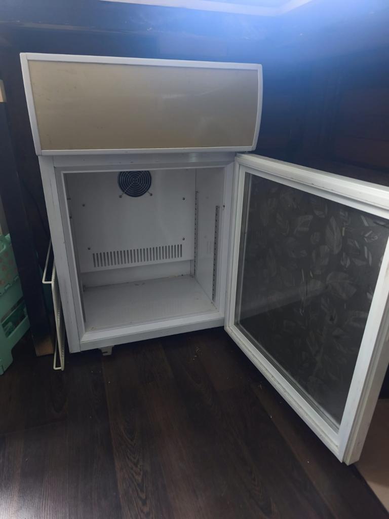 Compacte drankjes koelkast met glazen deur, Witgoed en Apparatuur, Koelkasten en IJskasten, Gebruikt, Zonder vriesvak, Minder dan 75 liter