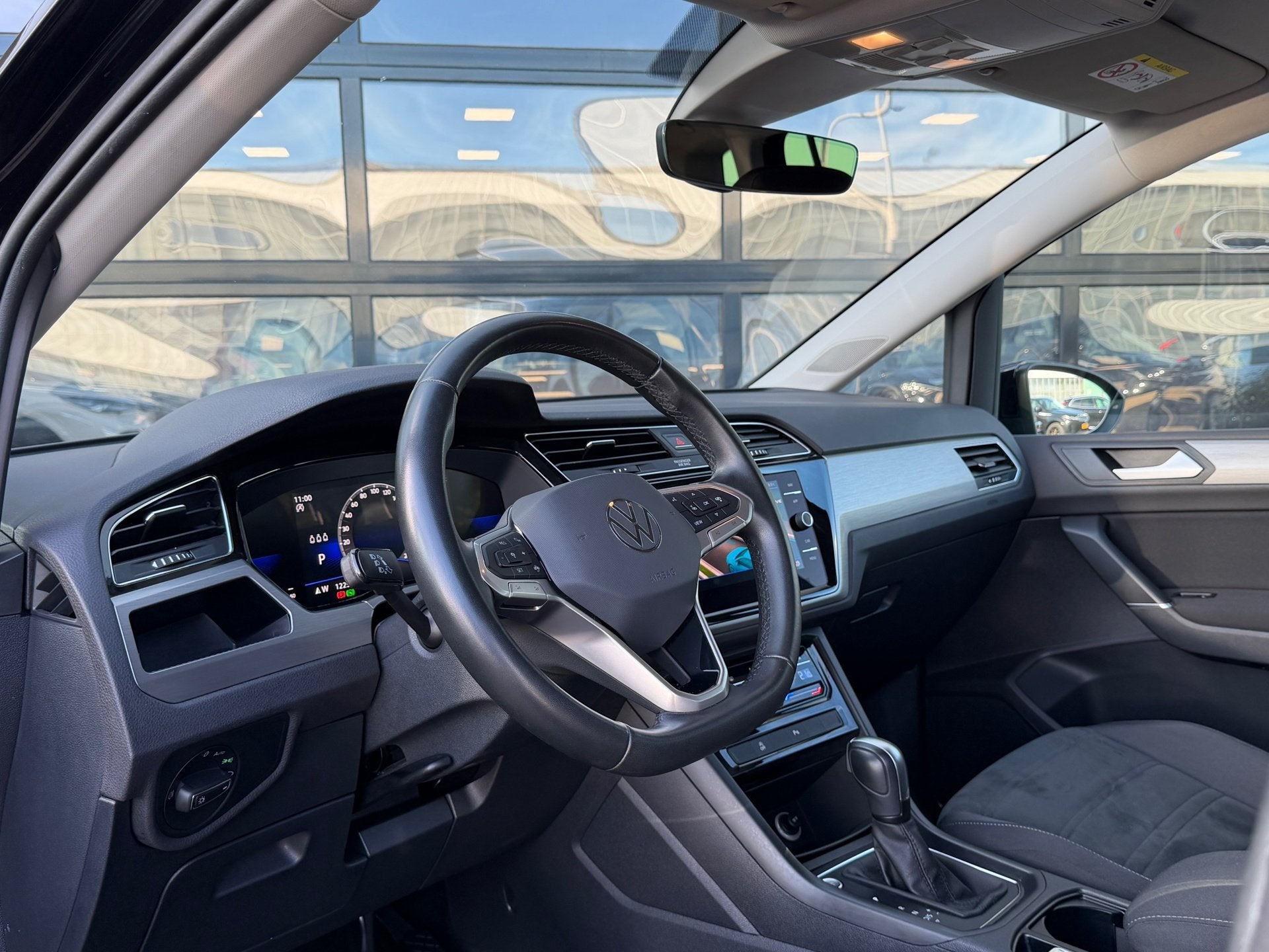 Volkswagen Touran 1.5 TSI 150PK DSG Comfortline | Navi | Mas, Auto's, Dealer onderhouden, Zwart, 4 cilinders, Origineel Nederlands