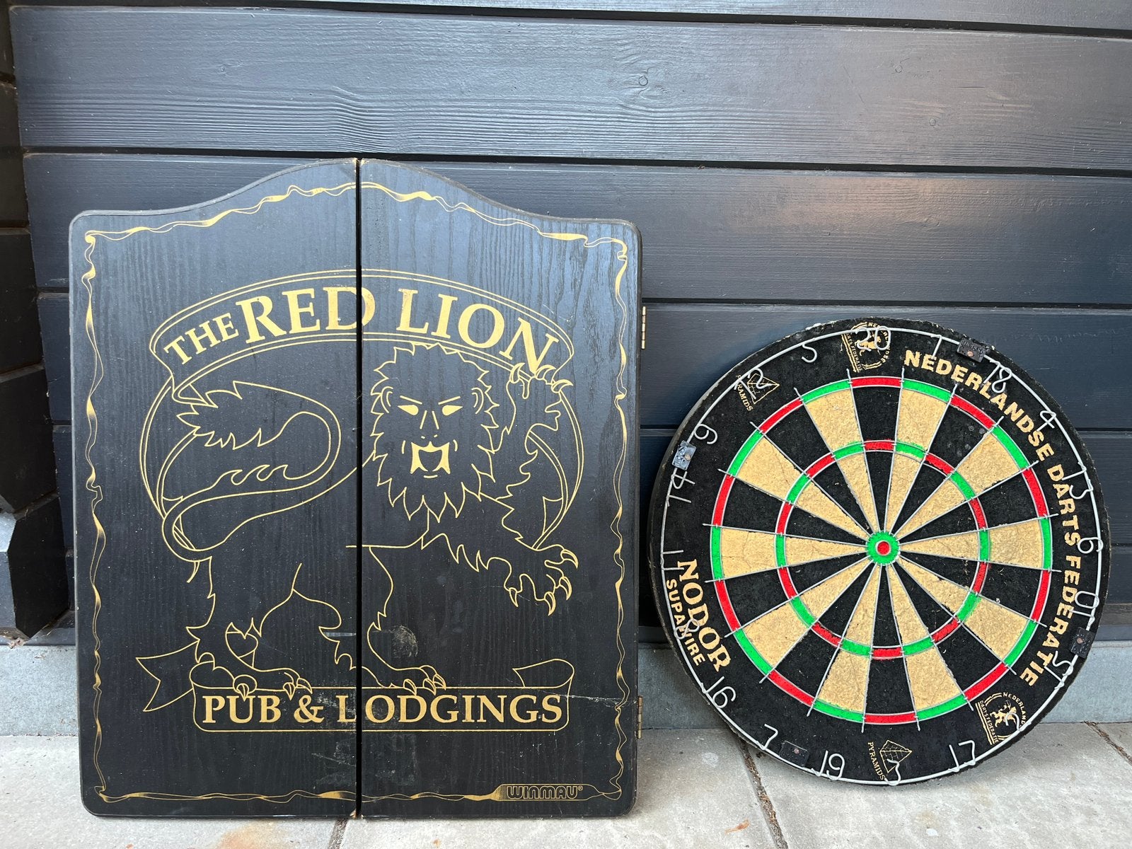 Winmau kabinet met bord en 9 pijlen (gebruikt), Ophalen, Zo goed als nieuw, Dartbord