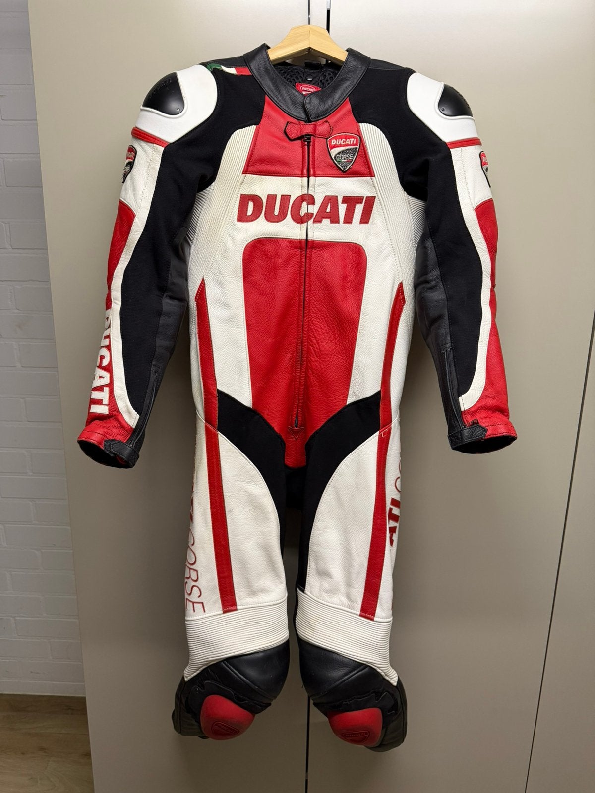 Dainese ducati eendelig motorpak maat 58.zeer goede staat., Motoren, Kleding | Motorkleding, Ophalen of Verzenden, Nieuw zonder kaartje