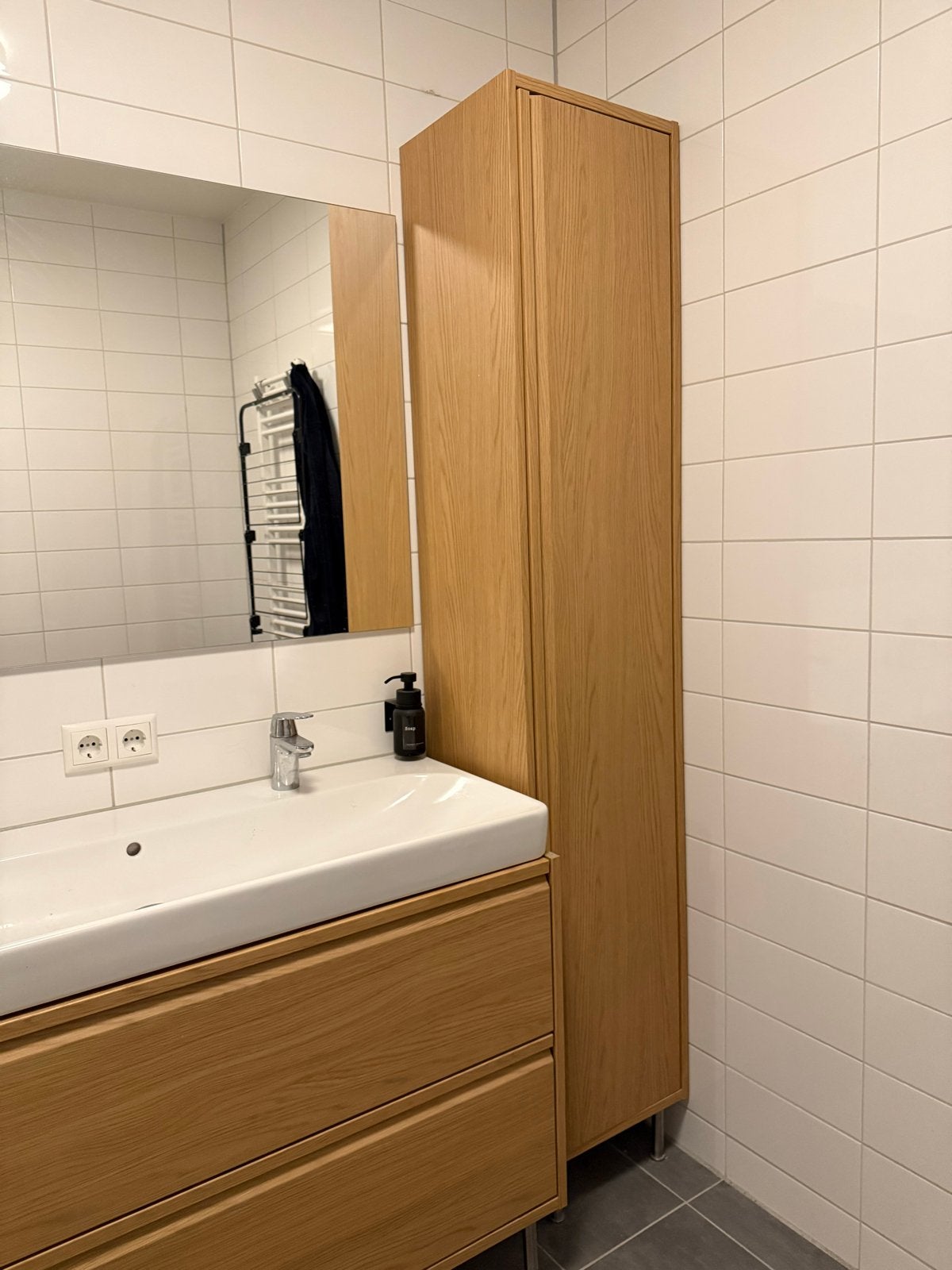 IKEA ÄNGSJÖN - hoge badkamerkast – eikenpatroon, Ophalen, (Half)hoge kast, Minder dan 50 cm, Zo goed als nieuw