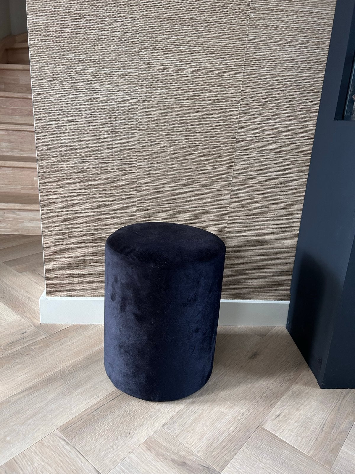 Zwart fluwelen poef - Zo goed als nieuw, Minder dan 50 cm, Rond, Ophalen of Verzenden, Zo goed als nieuw