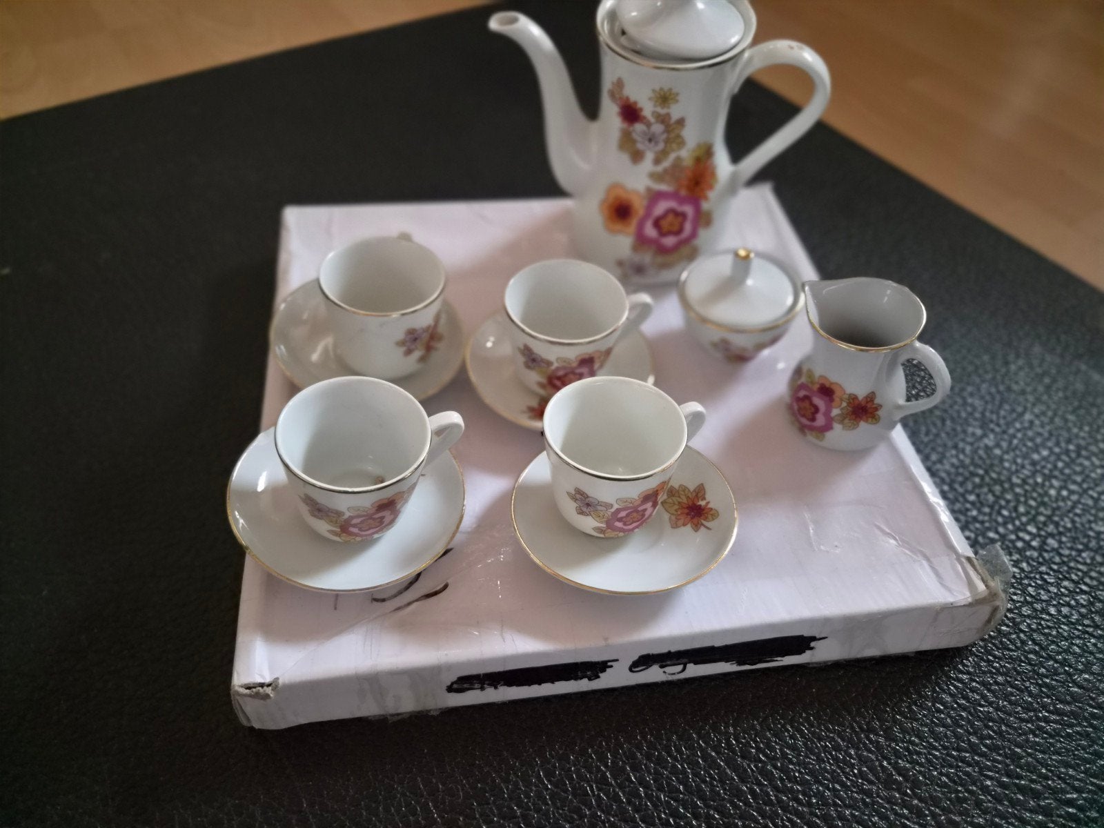 Porseleinen kinderserviesje met bloemmotief, Antiek en Kunst, Ophalen of Verzenden
