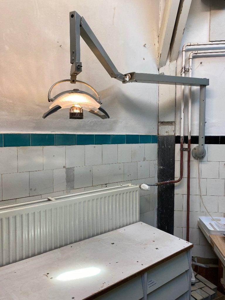 Tandarts lamp aan zwenk arm, Ophalen, Zo goed als nieuw, Minder dan 50 watt, Lamp