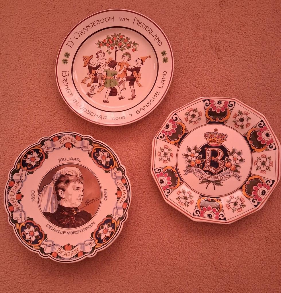 3 puntgave herdenkingsborden vorstenhuis 23/24 cm, Antiek en Kunst, Antiek | Wandborden en Tegels, Ophalen