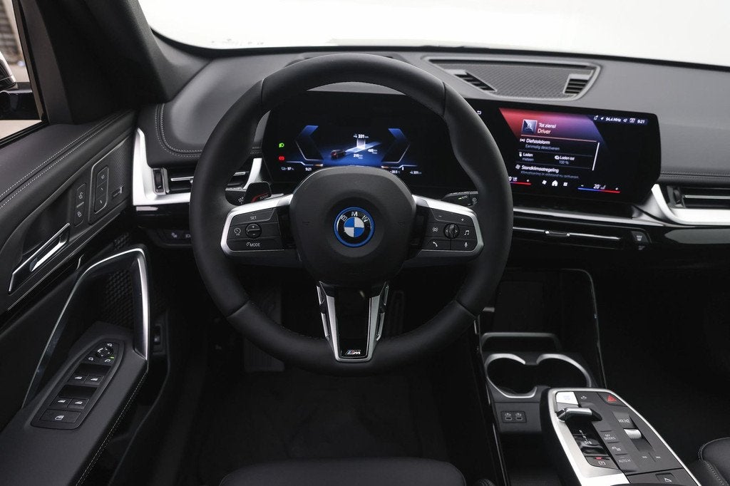 BMW iX1 eDrive20 M Sport / Trekhaak / Panoramadak / Sportsto, Auto's, BMW, Zwart, Zwart, Leder, Stoelverwarming