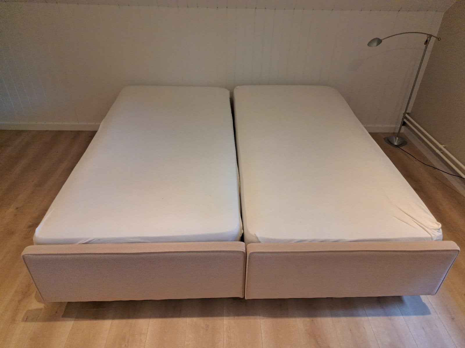 Roze eenpersoonsbedden (2x) met verstelbaar hoofdeinde, Huis en Inrichting, Slaapkamer | Bedden, Ophalen of Verzenden, 200 cm