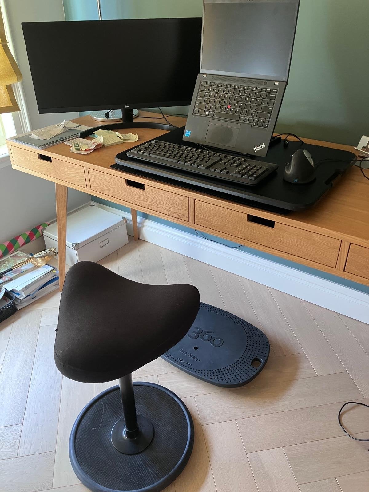 Ergonomisch thuiswerkpakket: Varier, bureauverhoger, Backapp, Ophalen, Zwart, Zo goed als nieuw, Bureaukruk