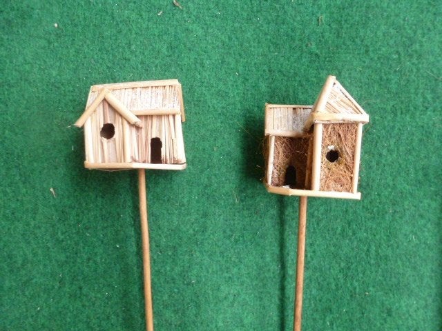 NIEUW 2 verschillende houten huisjes 6 cm x 7 cm op stok, Diversen, Kerst, Ophalen of Verzenden, Nieuw