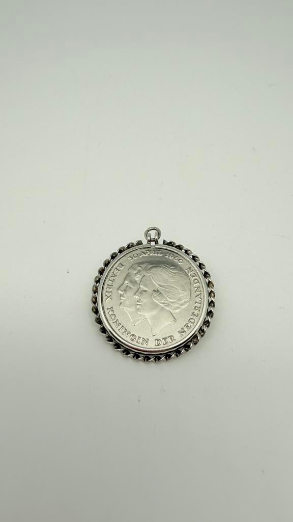 Munthanger met er in: 2,5 gulden: Juliana en Beatrix., Verzenden, Zo goed als nieuw, Zilver, Overige materialen