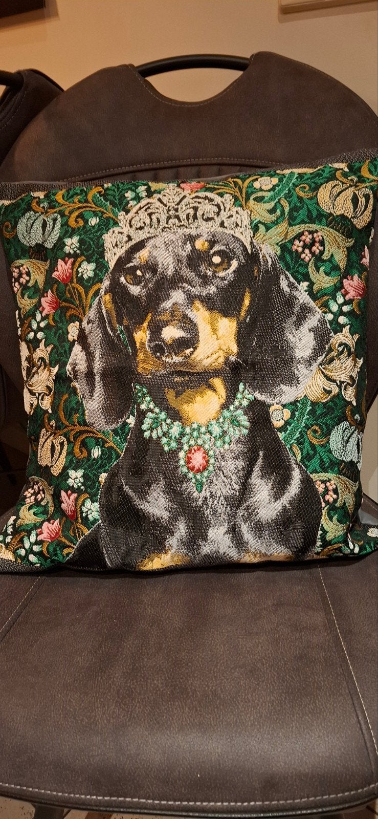 Zelfgemaakt sierkussen teckel met kroon 45x45 cm, Handgemaakt, Meerkleurig, Vierkant, Ophalen of Verzenden