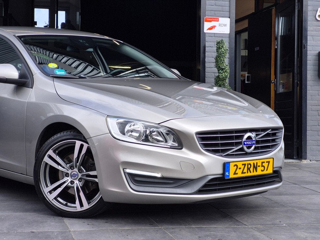 Volvo V60 2.0 D4 Kinetic|APK|NAP|Trekhaak|Automaat|Airco, 4 cilinders, Automatische klimaatregeling, Origineel Nederlands, Diesel
