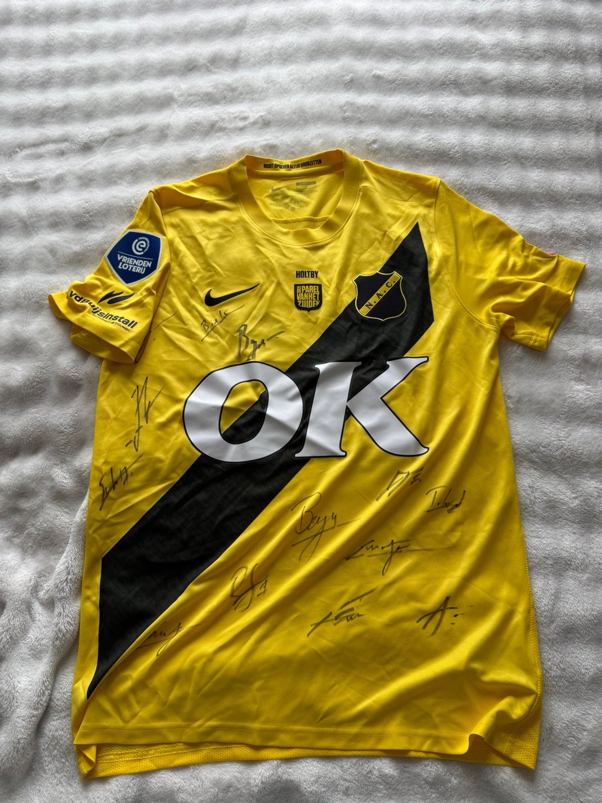 NAC Breda - Selectie gesigneerd Holtby shirt, Maat M, Verzenden, Zo goed als nieuw, Shirt