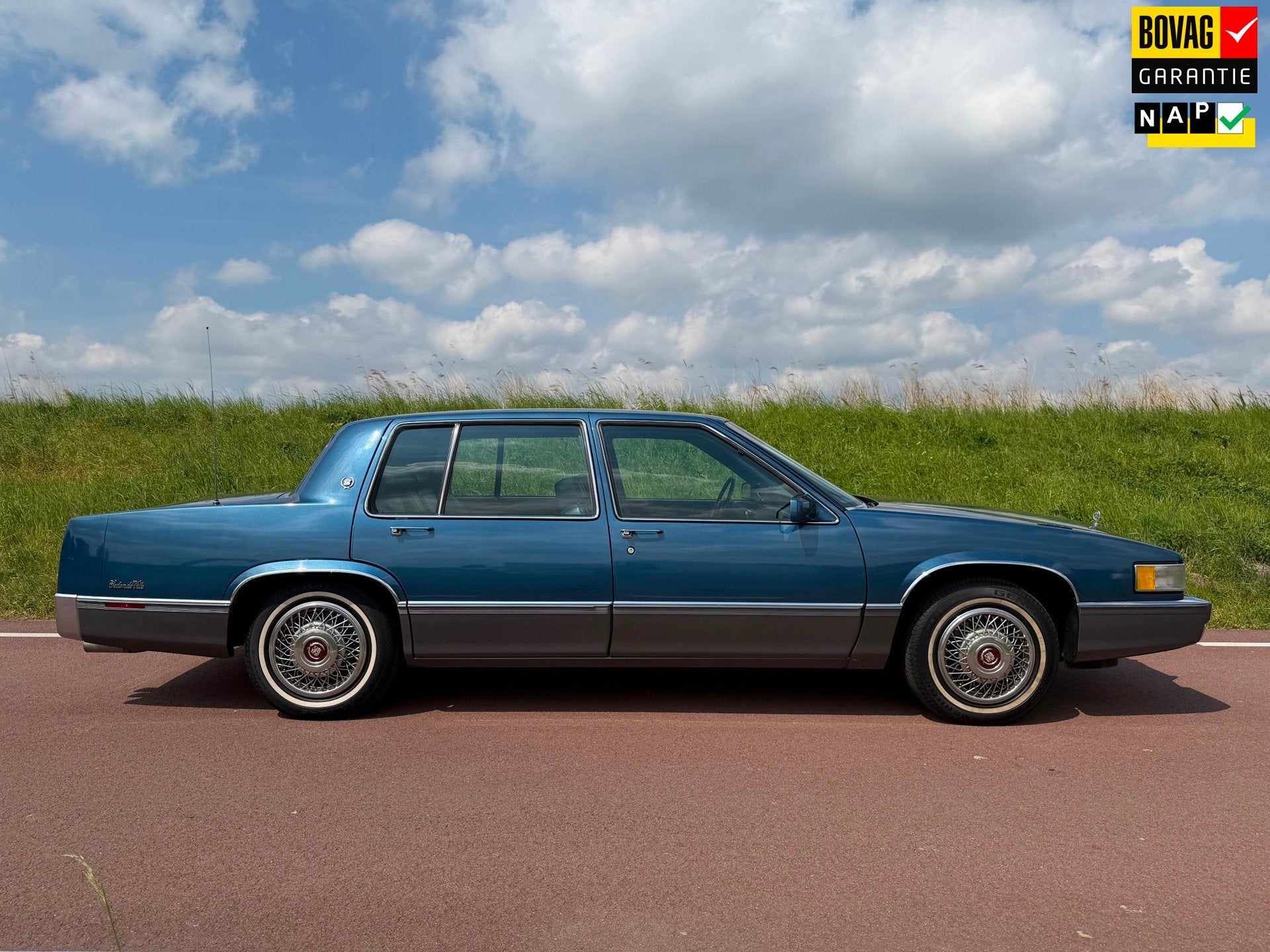 Cadillac SEDAN DE VILLE U9 / IN NIEUW STAAT / 1ste EIGENAAR, Auto's, Cadillac, Automaat, Gebruikt, Blauw, Bedrijf