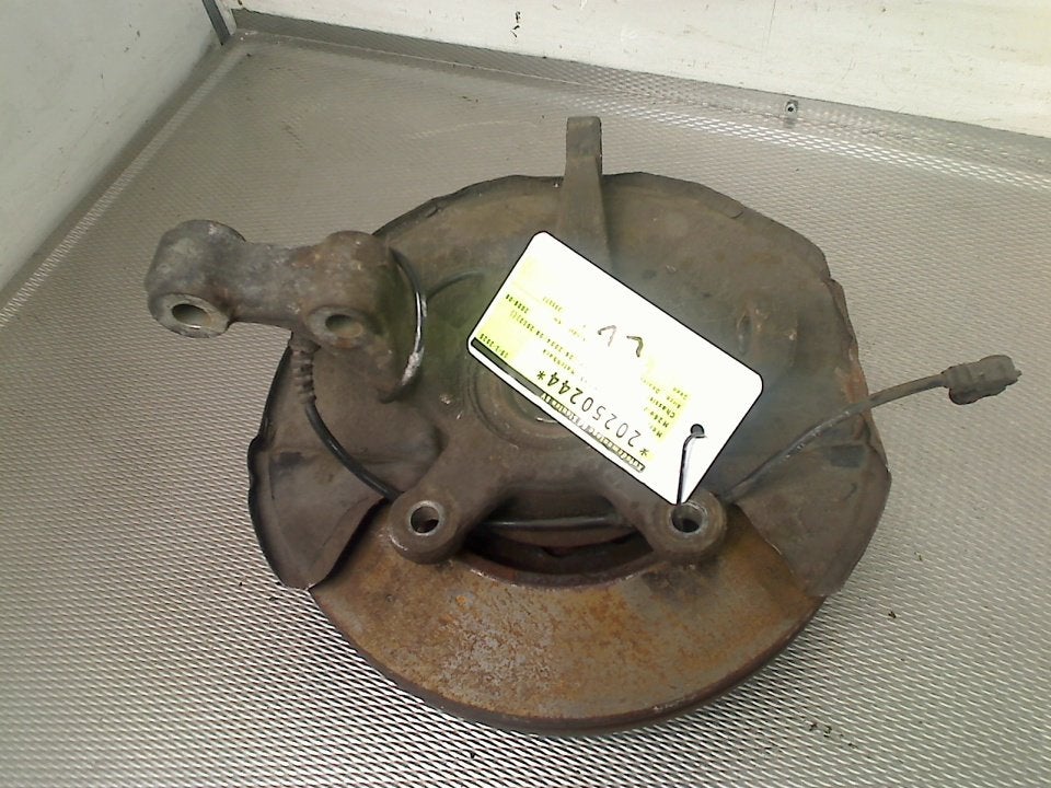 Fusee Links Voor Mercedes-Benz B (W245) (2005-03/2011-11), Auto-onderdelen, Gebruikt, Mercedes-Benz AG, Mercedes-Benz, Mercedesstraße 120, Stuttgart 70372, , Duitsland