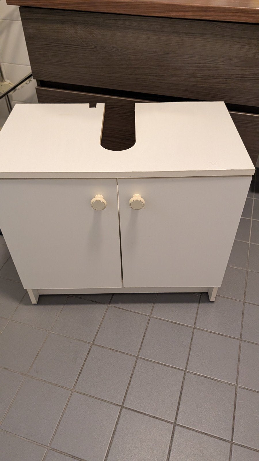Gratis - Witte wastafelonderkast met twee deuren, Huis en Inrichting, Badkamer | Badkamermeubels, Ophalen, Gebruikt, 50 tot 100 cm