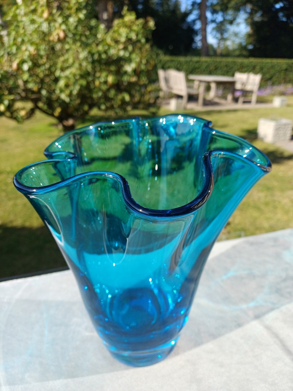 Vintage Blauw Turquoise Glazen Vaas met Golvende Rand € 25, Ophalen, Blauw