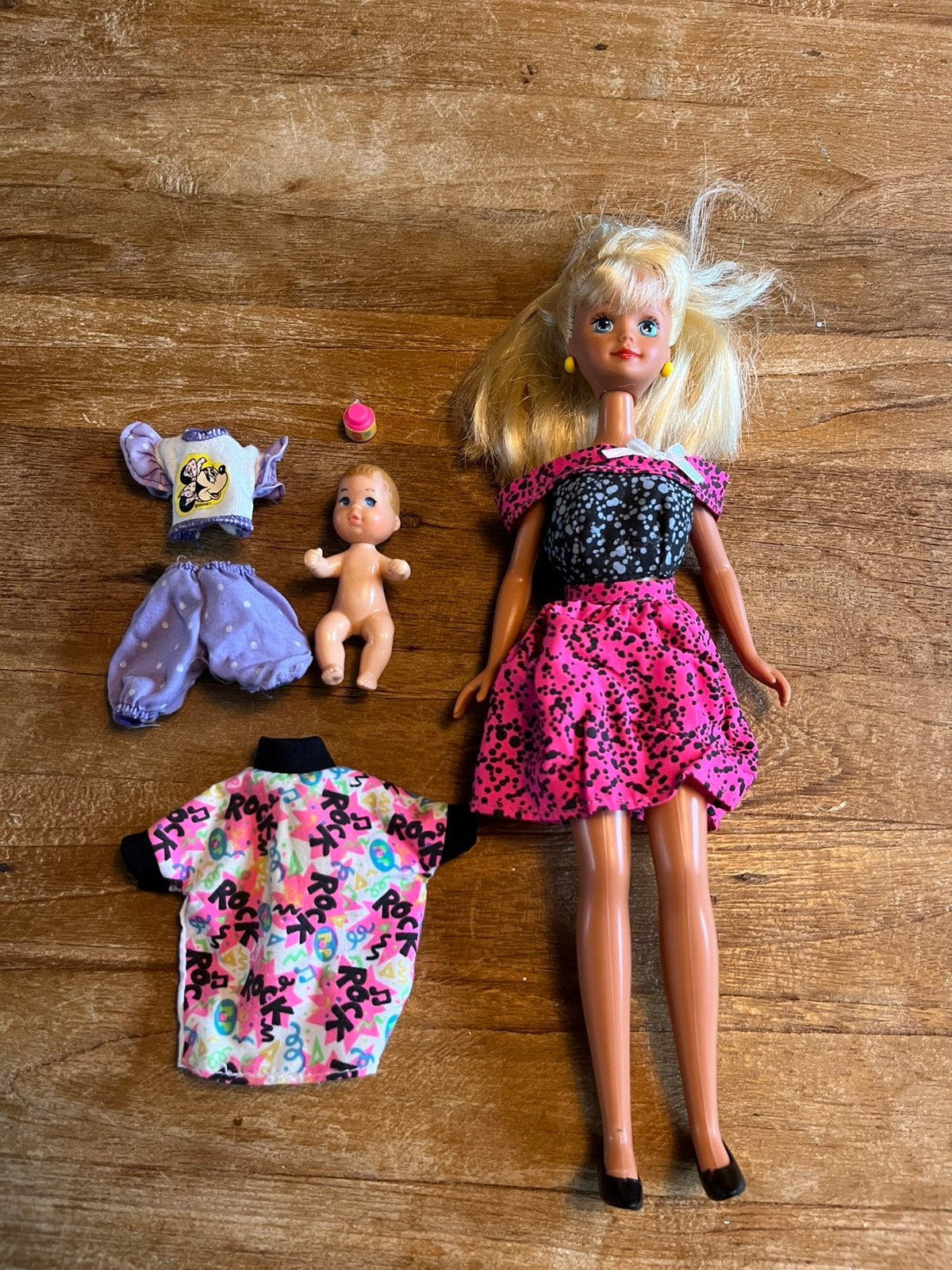 Vintage Barbie Skipper Babysitter Pop + Kleding (Mattel 90s), Ophalen of Verzenden, Gebruikt, Barbie