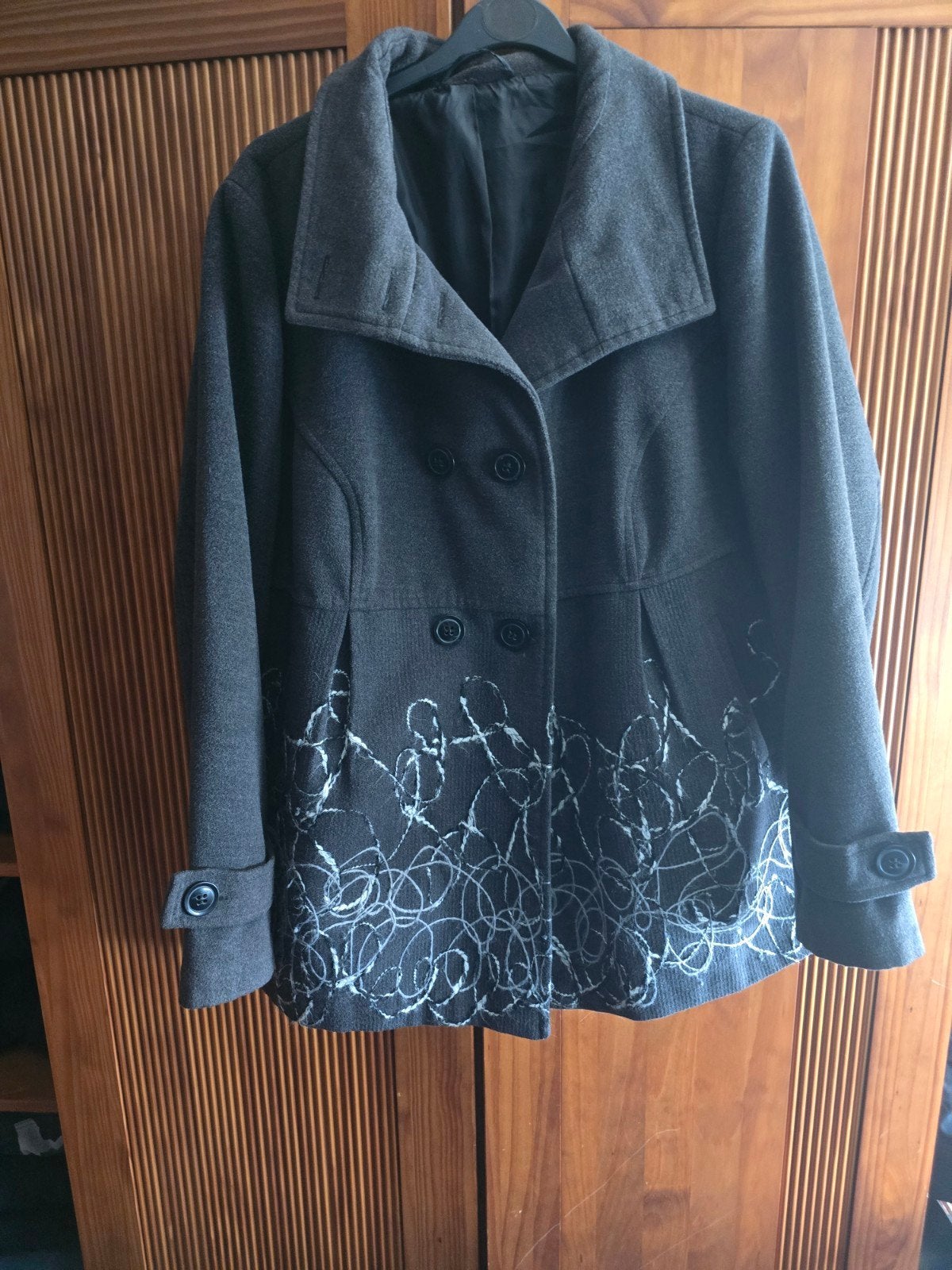 Donkergrijze winterjas met patroon, maat 46, Ophalen of Verzenden, Zo goed als nieuw, Maat 46/48 (XL) of groter, Grijs