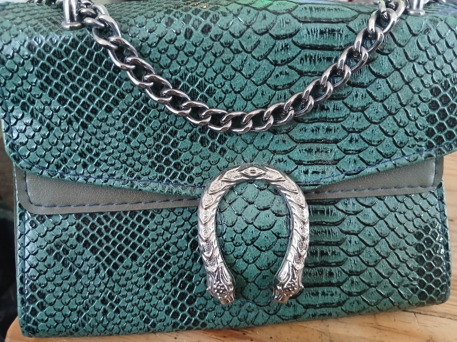 Groene schoudertas met slangenprint en zilveren ketting, Sieraden, Tassen en Uiterlijk, Tassen | Damestassen, Ophalen of Verzenden