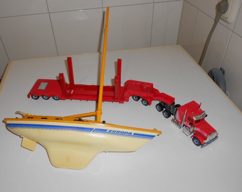 Siku Peterbilt 359  Vintage Truck + Trailer + Zeilboot ., Gebruikt, Ophalen of Verzenden, Truck, 1:32 tot 1:50