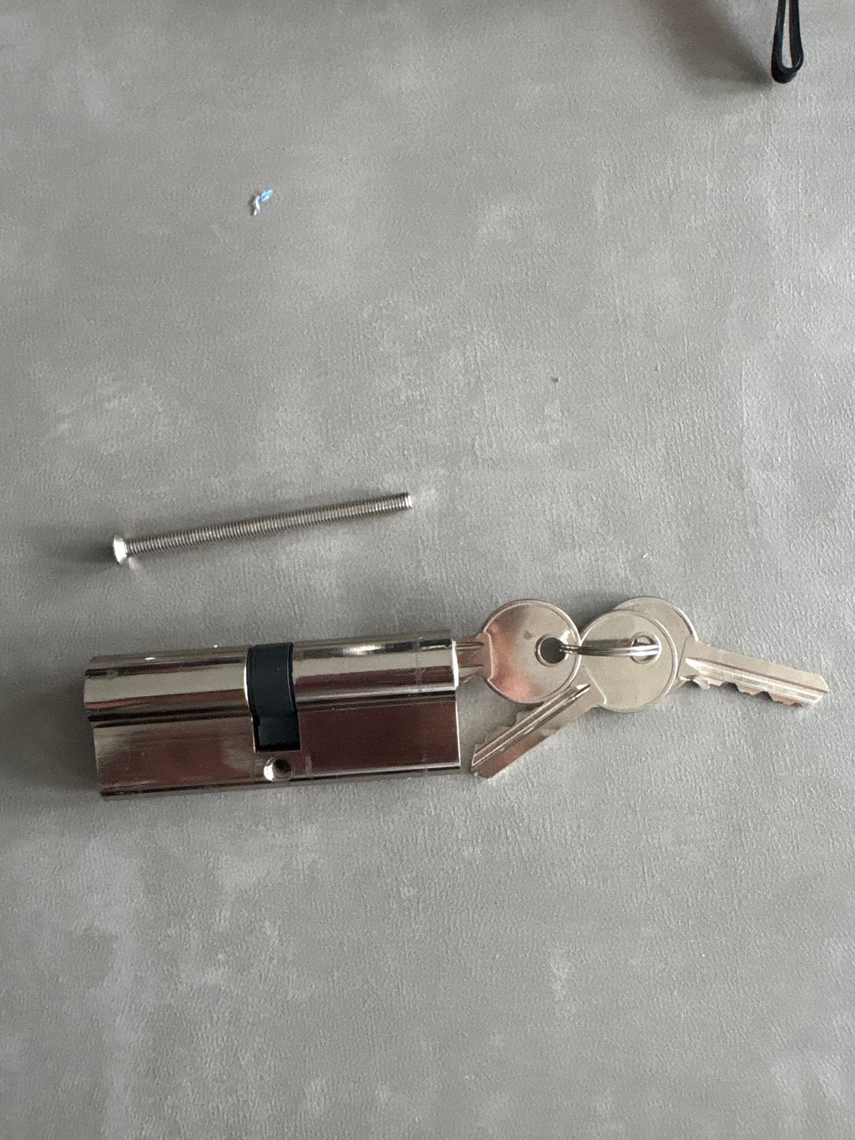 Cilinderslot met sleutels en bevestigingsschroef, Ophalen, Zo goed als nieuw, Slot