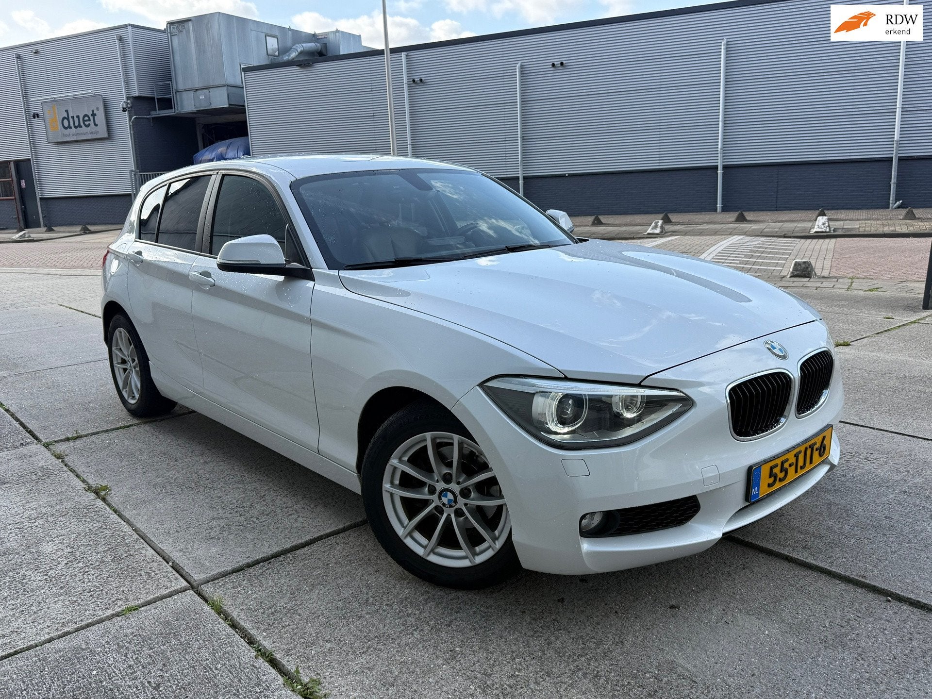 BMW 1-serie 116i Business+ Automaat NAVI Clima Leer, Auto's, 4 cilinders, Wit, 650 kg, Nieuw