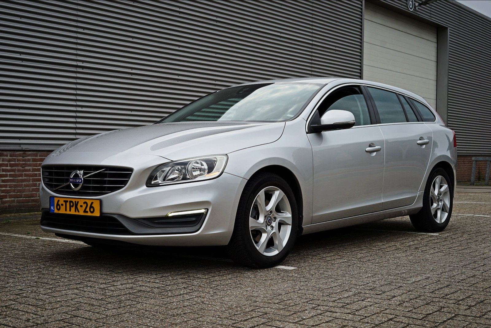 Volvo V60 T3 1.6 150pk 2014, 4 cilinders, 150 pk, Leder en Stof, 1600 kg