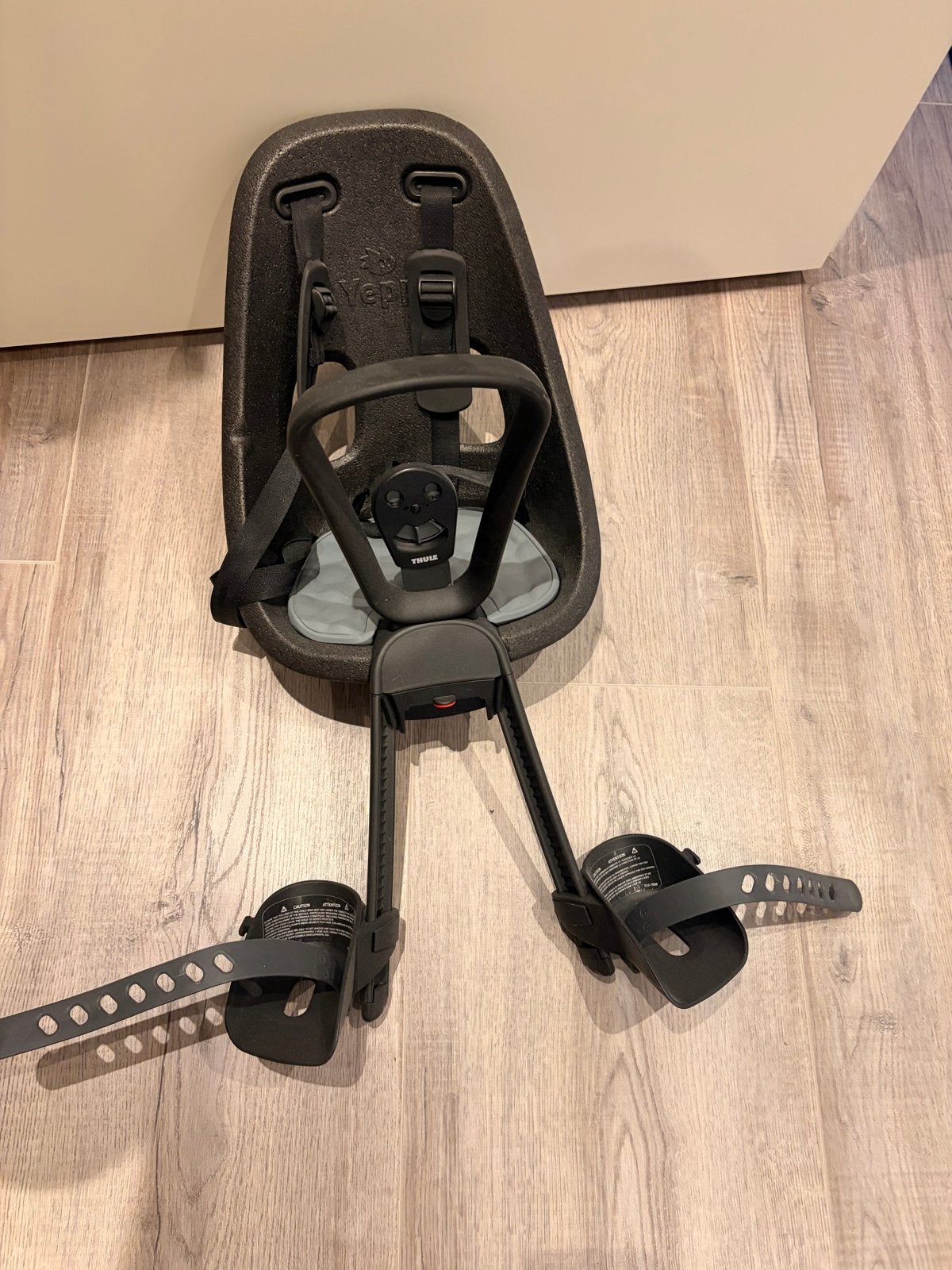 Thule Yepp Nexxt Mini Voorzitje Zwart, Fietsen en Brommers, Ophalen, Zo goed als nieuw, Voorzitje, Voetsteuntjes
