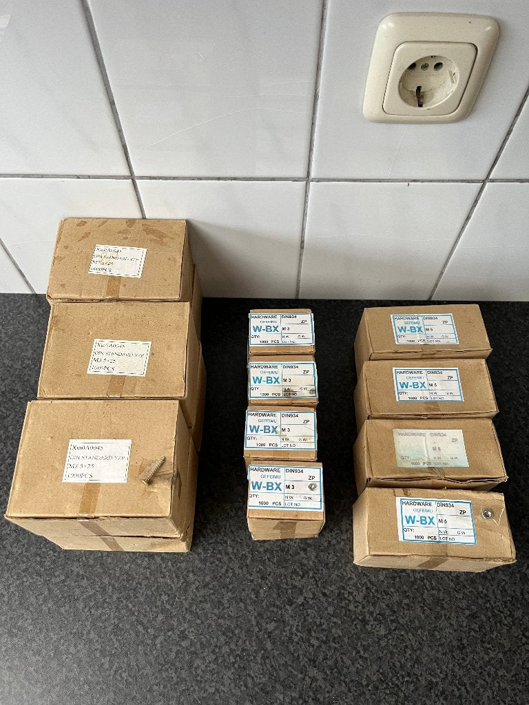 Spaanplaatschroeven 3.5x25 , moeren M3 en M5 ., Ophalen of Verzenden, Nieuw, Minder dan 50 mm, Schroeven