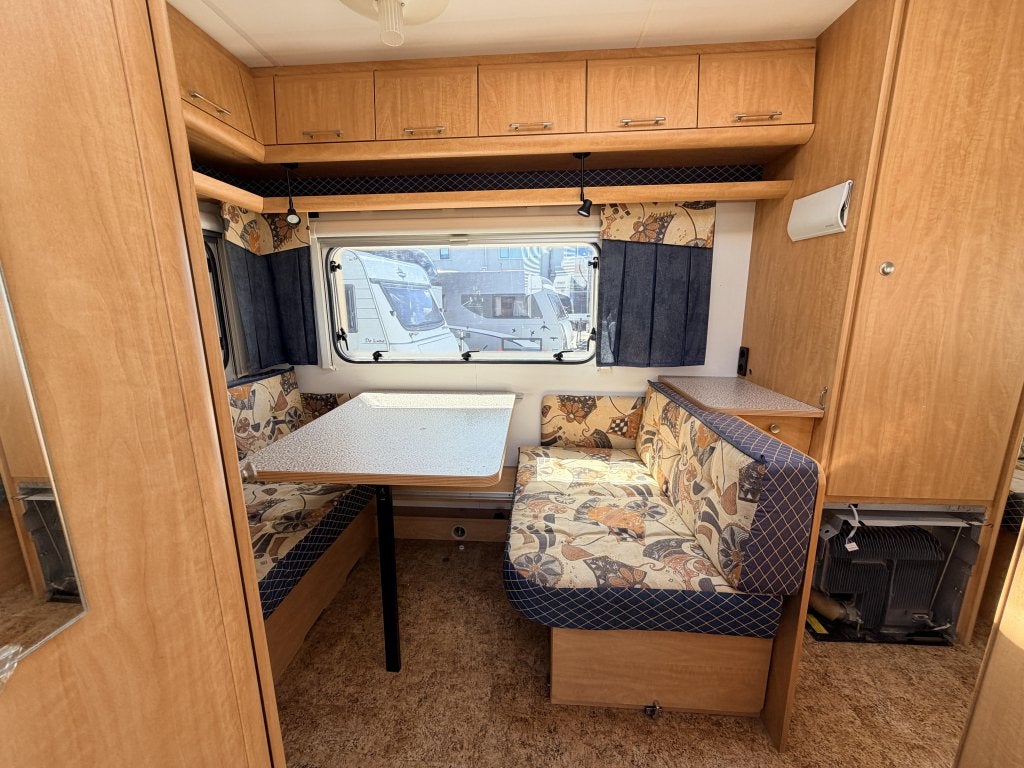 Bürstner Ventana Avantgarde 420 Voortent, Dwarsbed, Ringverwarming, Standaardzit, Bedrijf, 750 - 1000 kg