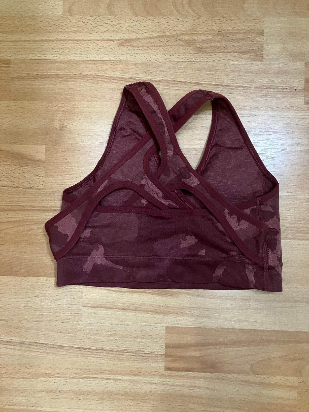 Nieuwe Gymshark sportbeha - Bordeauxrood camouflage, Ophalen of Verzenden, Nieuw, Rood, Fitness of Aerobics