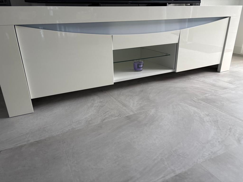 Modern wit tv-meubel met glazen plank, Ophalen, Overige materialen, 150 tot 200 cm, Zo goed als nieuw
