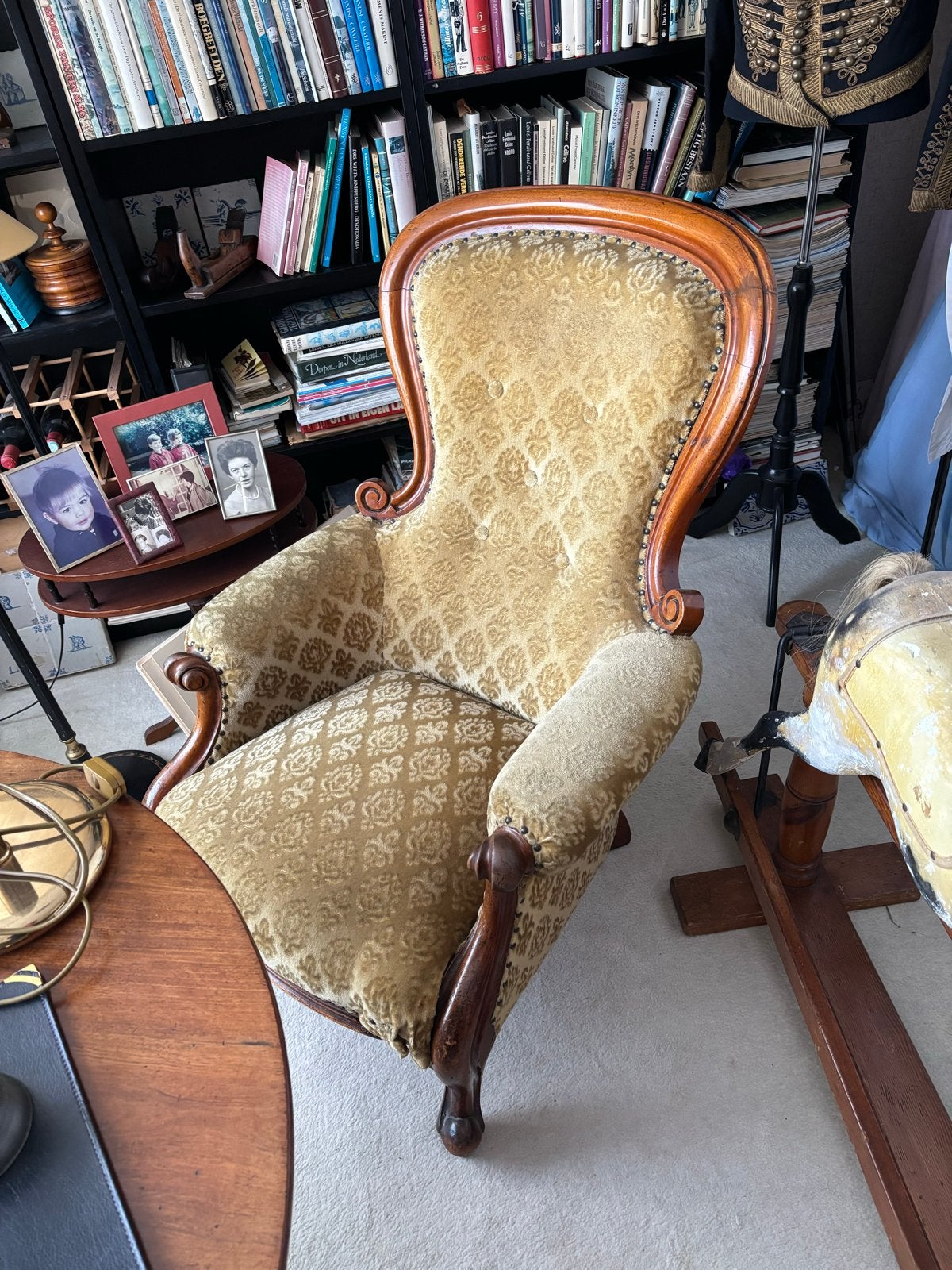 Antieke fauteuil met gouden brokaat bekleding, Ophalen