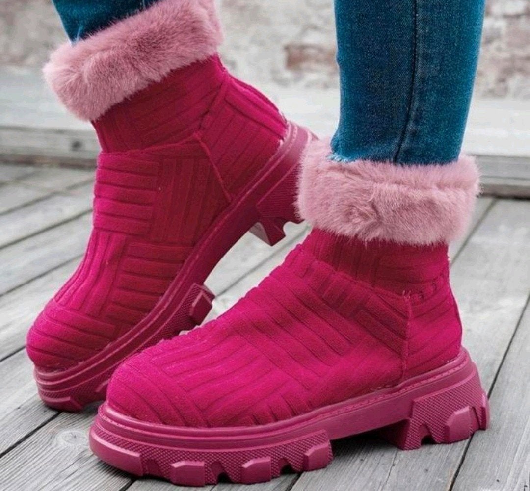 Nieuwe, mooie en fluffy laarsjes maat 37. Binnenzool 24.3 cm, Lage of Enkellaarzen, Nieuw, Ophalen of Verzenden, Roze