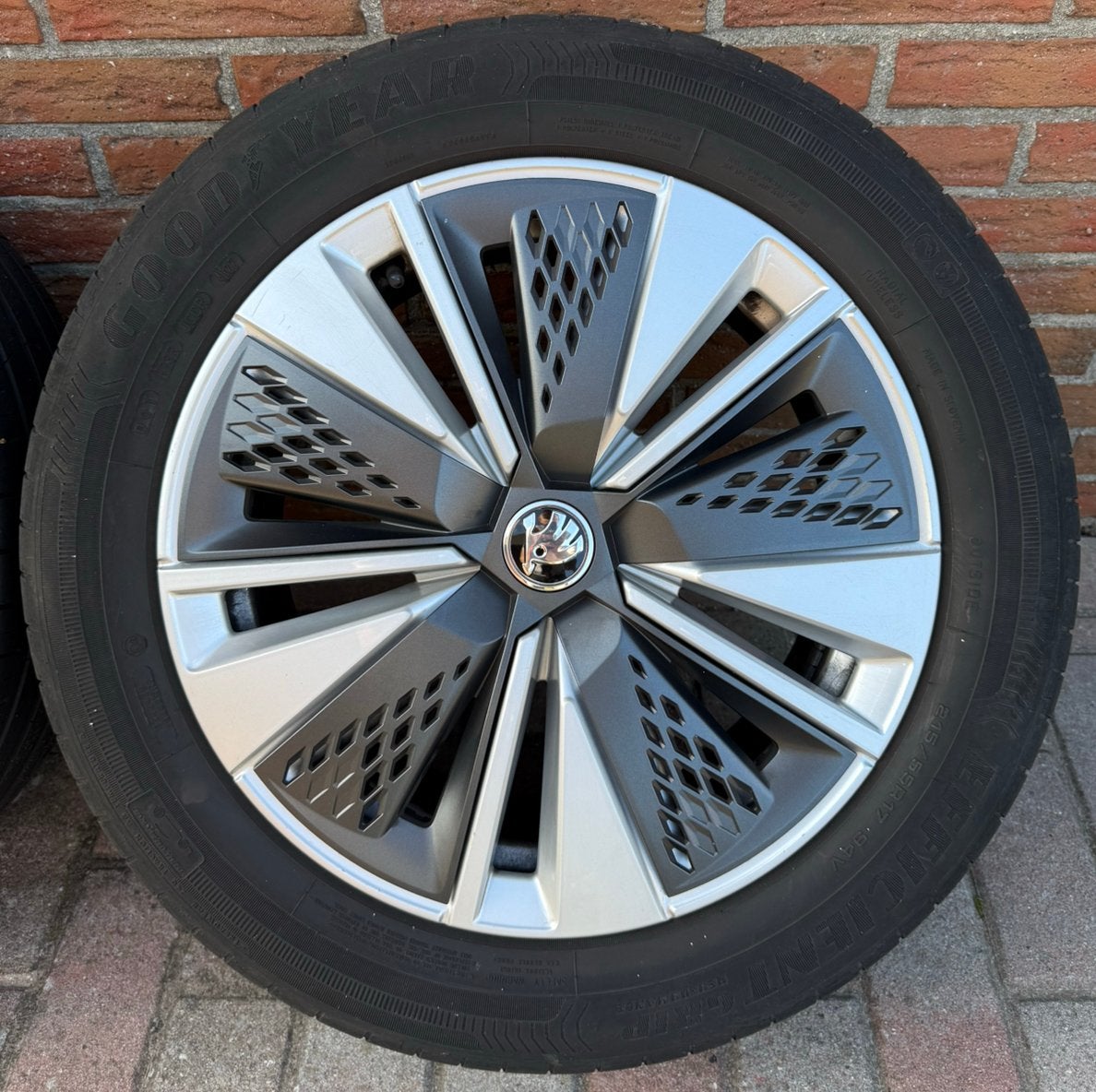 ✅ Originele Skoda Karoq Velgen + Goede A merk banden 215/55, Auto-onderdelen, Ophalen, Banden en Velgen, 17 inch, Personenwagen
