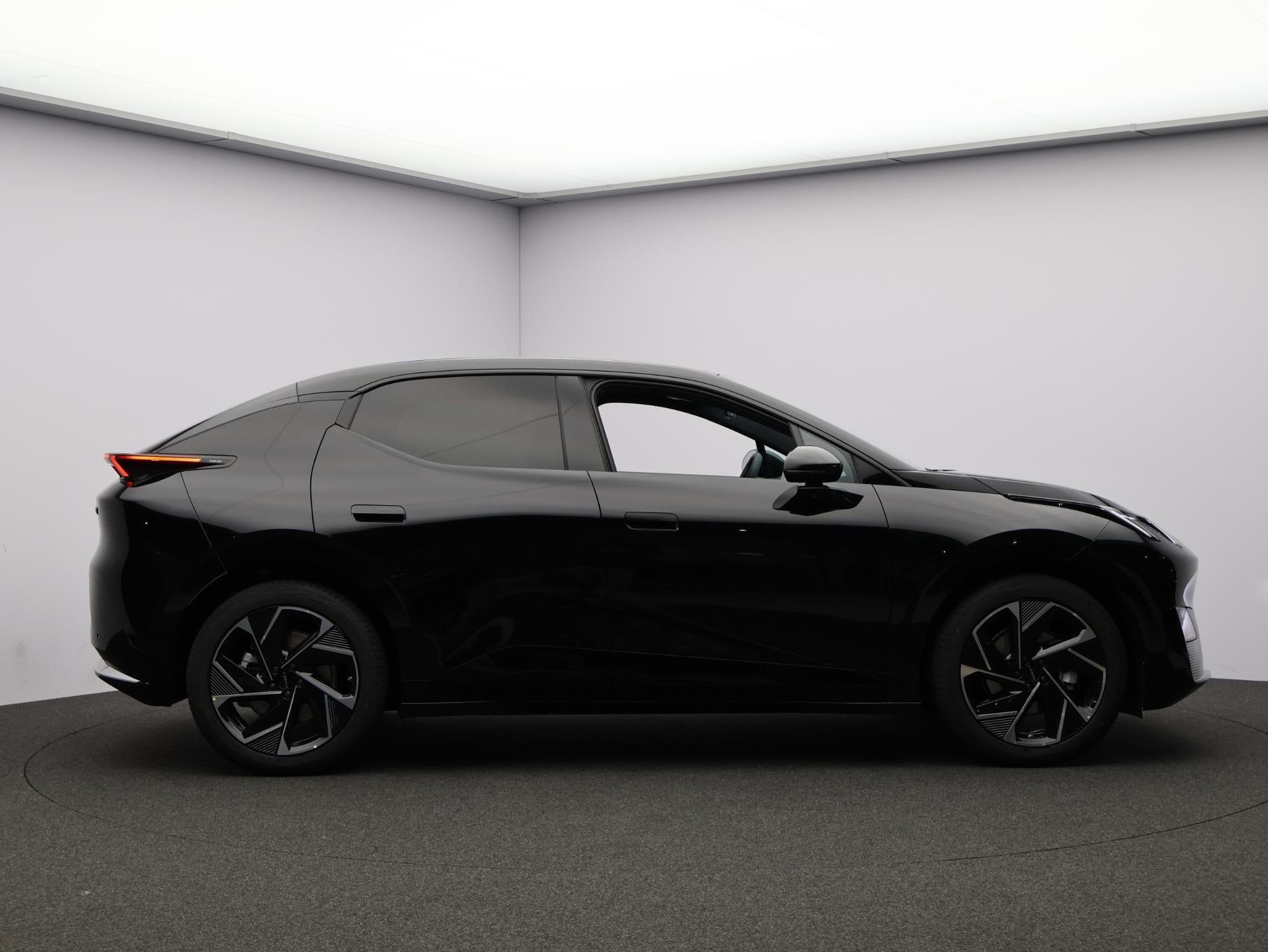 Lynk & Co 02 More 66 kWh MY27 Onyx Black | Gele Gordels!, Automaat, Achterwielaandrijving, Automatische klimaatregeling, 1795 kg