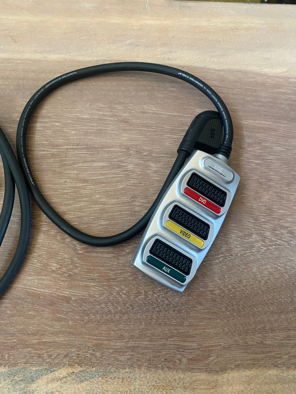 Monster Cable SCART set – 3-weg verdeler + 2 meter kabel, Audio, Tv en Foto, Ophalen of Verzenden, Zo goed als nieuw, Minder dan 2 meter