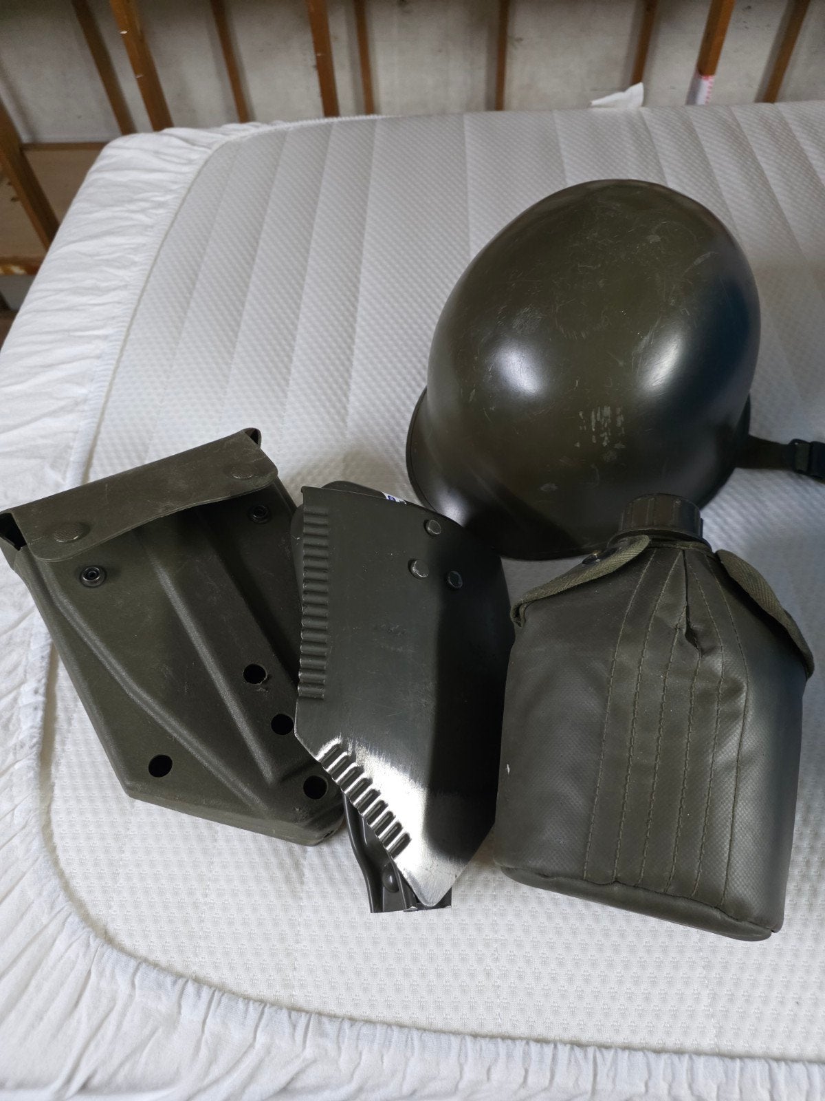 Militair uitrusting: helm, veldfles en schep, Ophalen of Verzenden, Landmacht, Overige gebieden, Overige typen