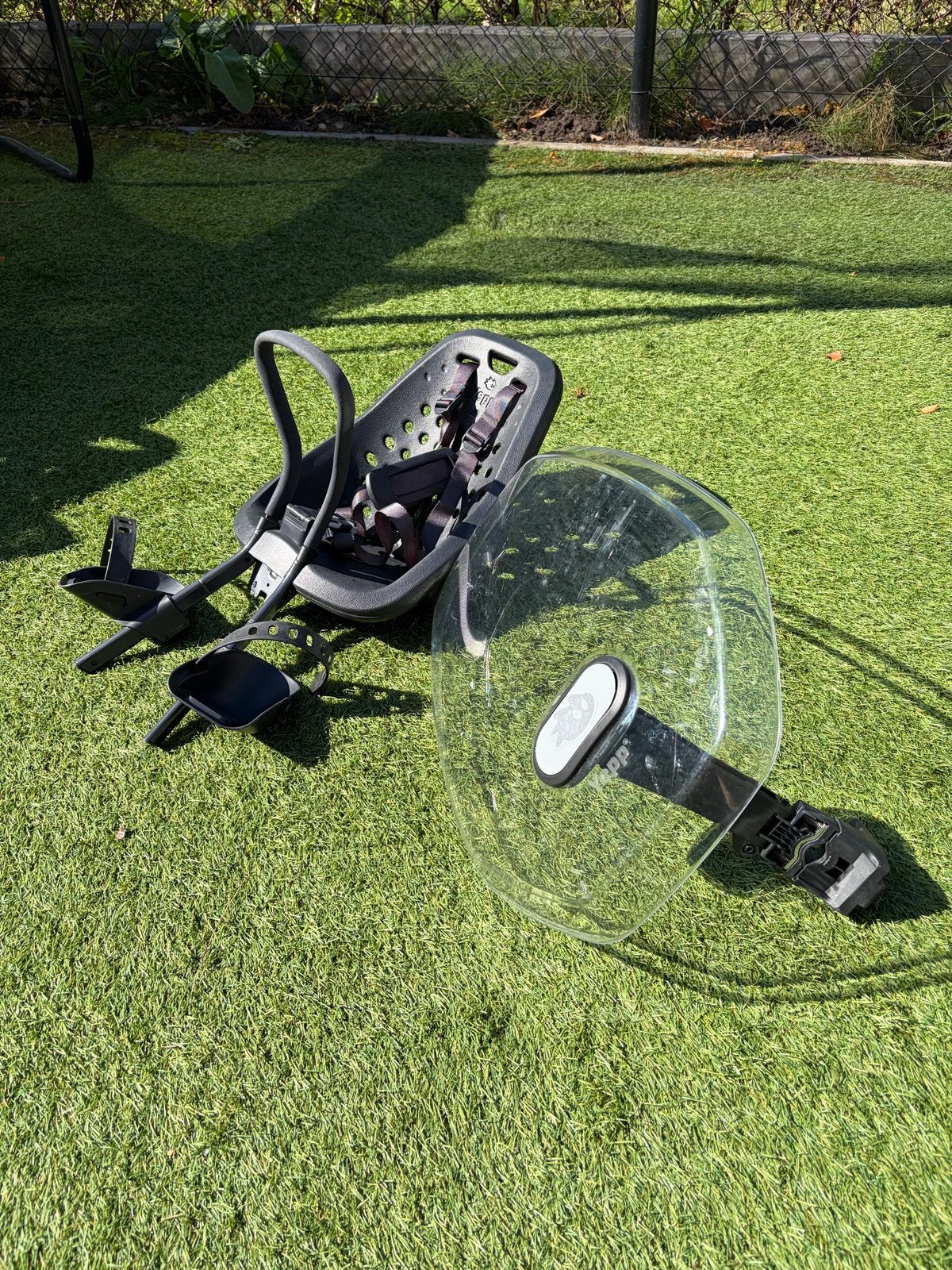 Thule Yepp Mini fietsstoeltje met windscherm, Fietsen en Brommers, Fietsaccessoires | Fietsstoeltjes, Ophalen, Gebruikt, Voetsteuntjes
