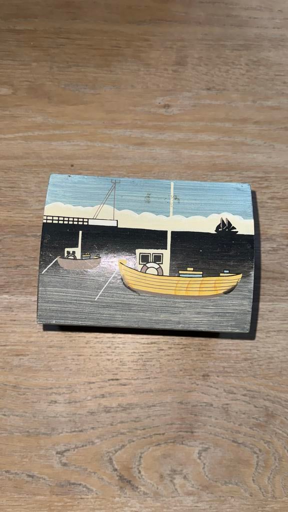 Houten doosje met maritieme afbeelding, Ophalen of Verzenden, Gebruikt, Overige houtsoorten, Minder dan 50 cm