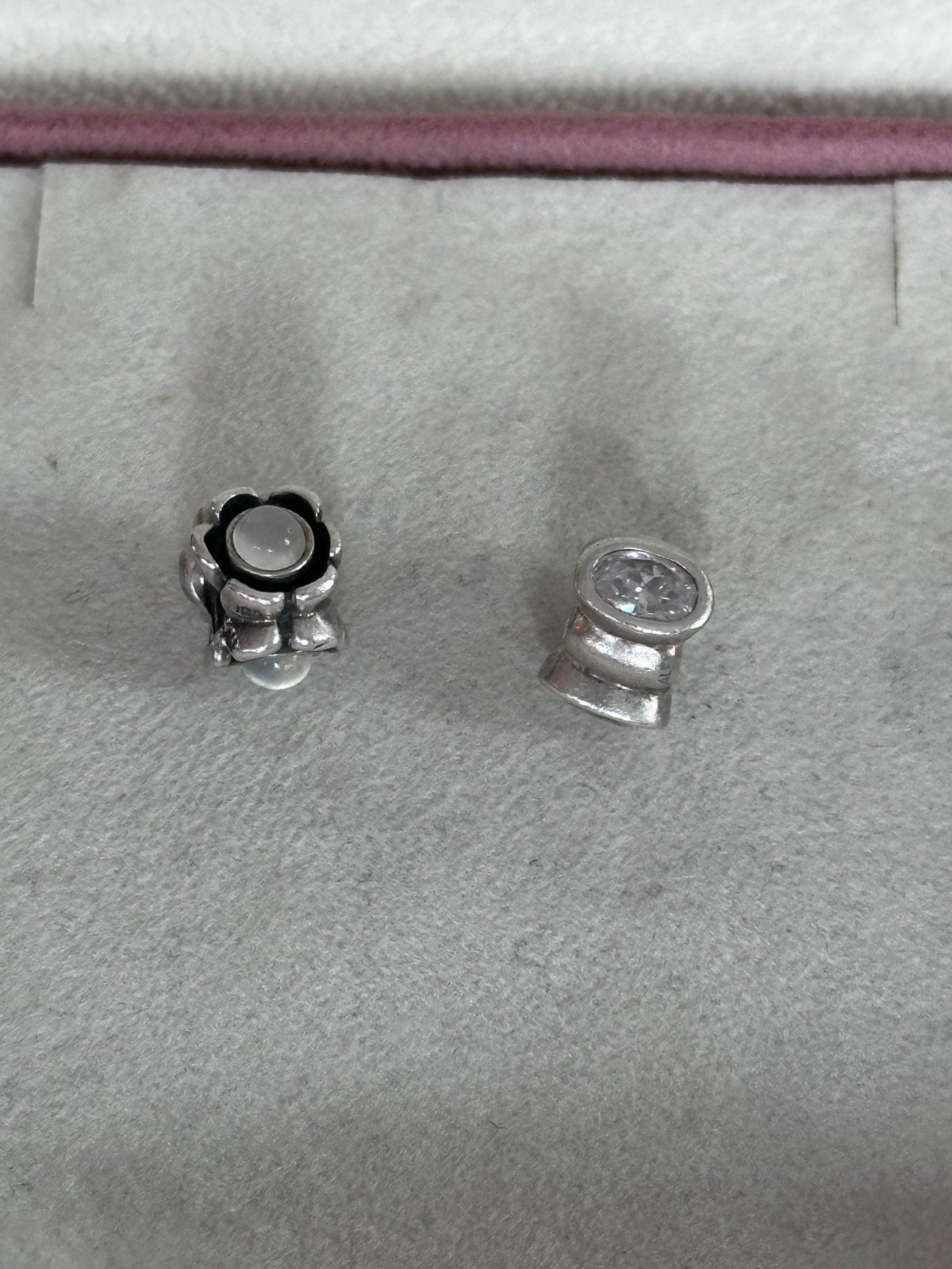 Pandora bedels met zirconen en maanstenen, Sieraden, Tassen en Uiterlijk, Bedels, Pandora, Ophalen of Verzenden, Zo goed als nieuw