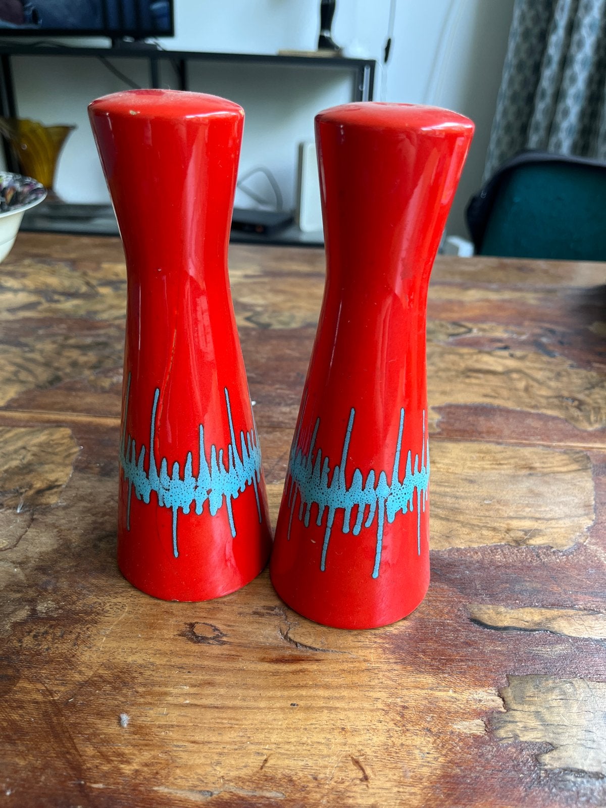Vintage Italiaanse peper- en zoutset, rood met blauw decor, Ophalen of Verzenden