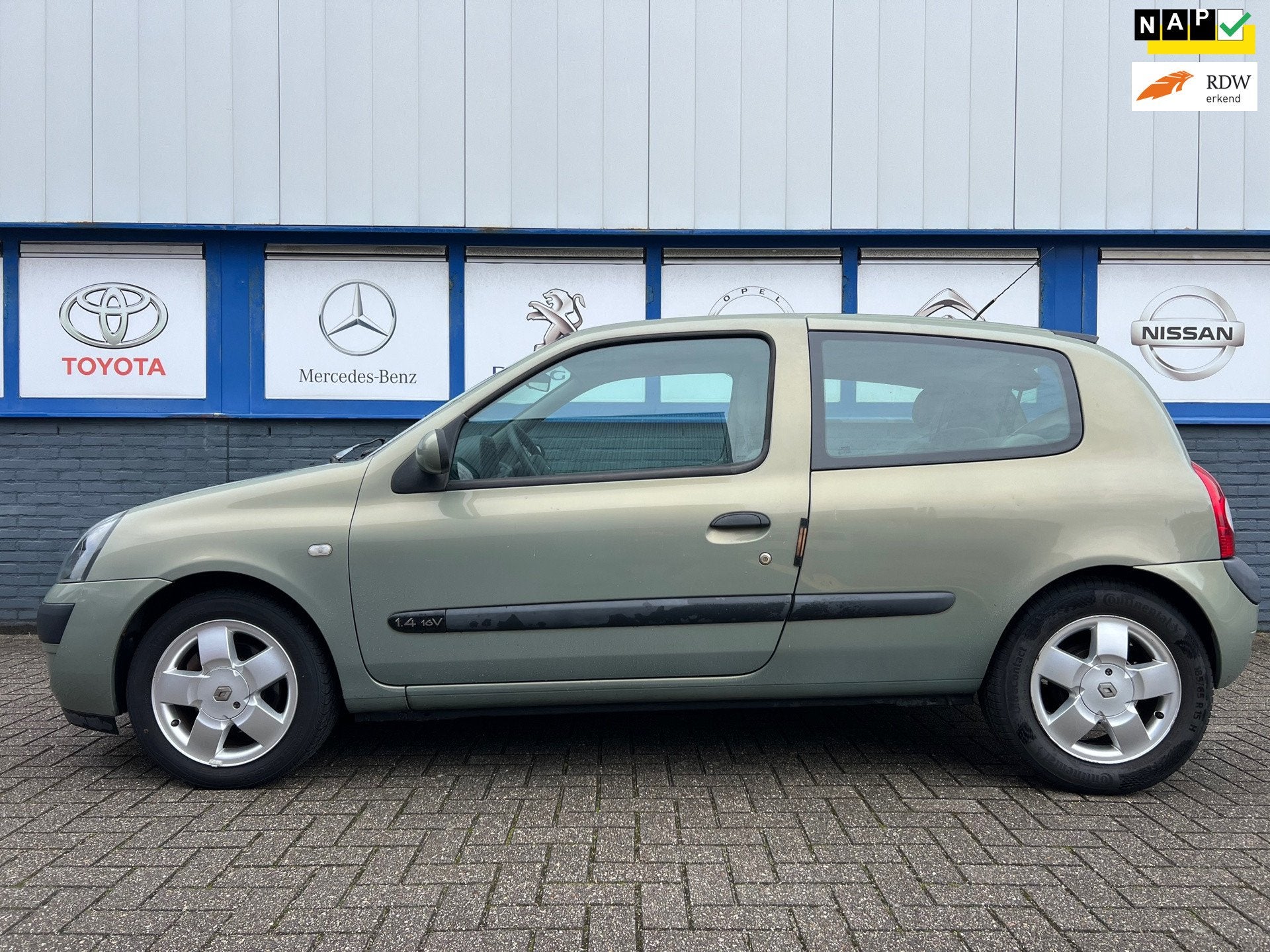 Renault Clio 1.4-16V Privilège 153000km nwe.apk 1350eu, Auto's, Voorwielaandrijving, Dealer onderhouden, 15 km/l, Metallic lak