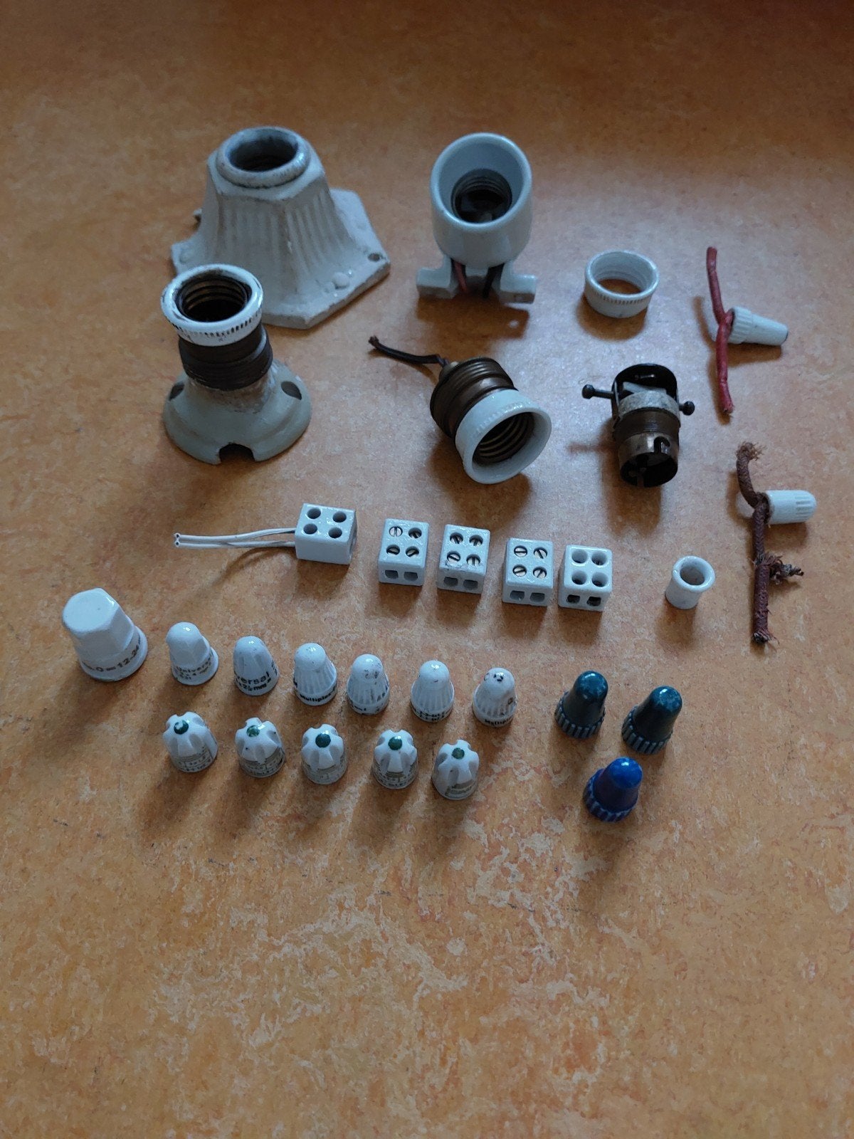 Verzameling vintage elektrotechnische installatiematerialen, Ophalen