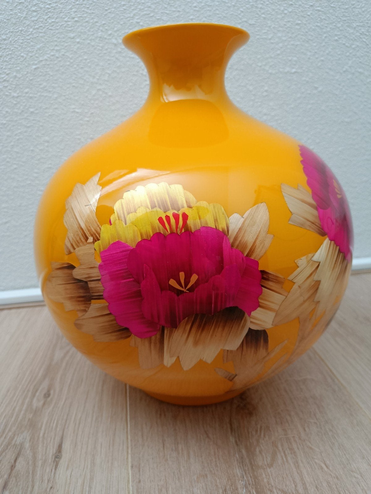 Grote Gele Vaas met Bloemenmotief - Oosters Design, Antiek en Kunst, Antiek | Vazen, Ophalen of Verzenden