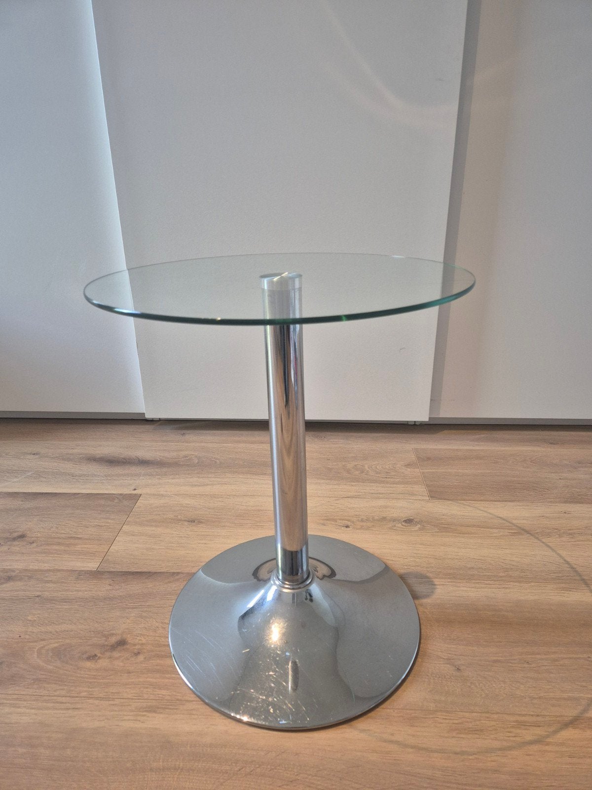Retro glazen bijzettafel met chromen voet - 52 cm hoog, 45, Gebruikt, Rond, Glas, Ophalen