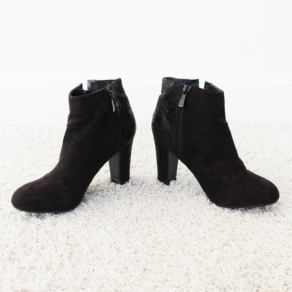 Mooie Zwart Suede Enkellaarsjes s27 (Maat 37) € 40,-, Zwart, Lage of Enkellaarzen, Ophalen of Verzenden, Zo goed als nieuw